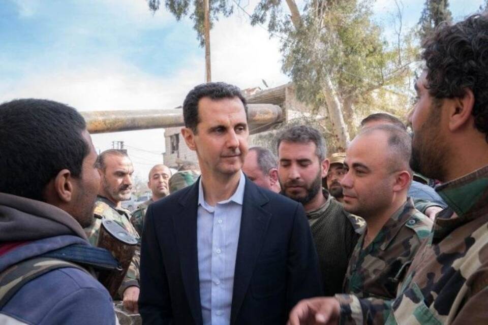 Assad besucht Truppen Assad besucht Truppen