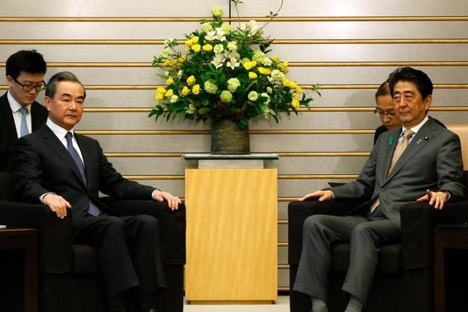 Wang Yi und Shinzo Abe