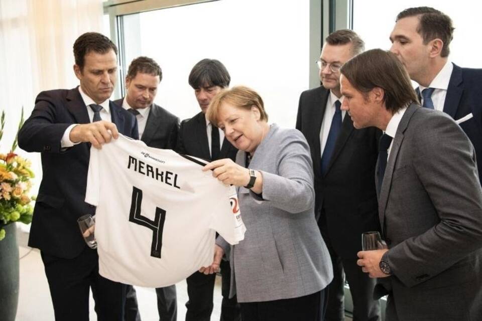 Merkel empfängt DFB-Delegation