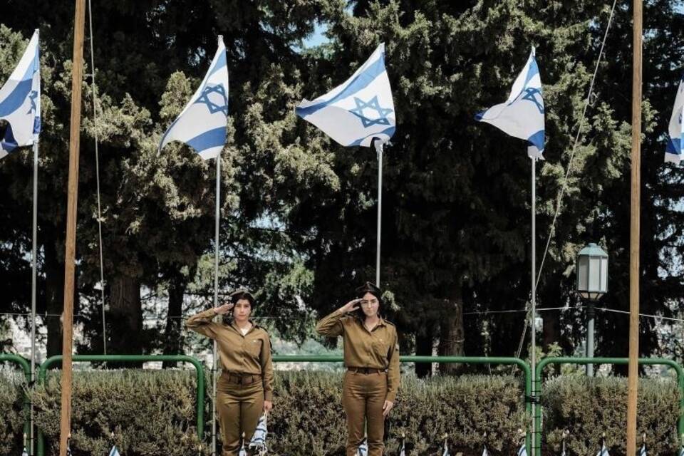 Israelische Soldatinnen salutieren