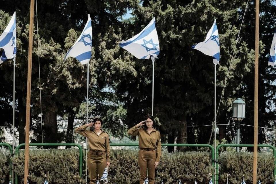 Israelische Soldatinnen salutieren Israelische Soldatinnen salutieren