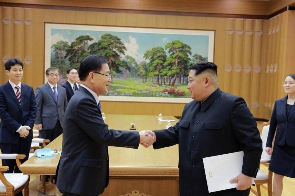 Hand drauf: Kim Jong Un mit Südkoreas Vertreter Chung Eui Yong.
