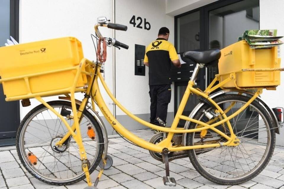 Berufsbegleitende Ausbildung Zeitung Post zahlt neuen Postboten hohes Einstiegsgehalt