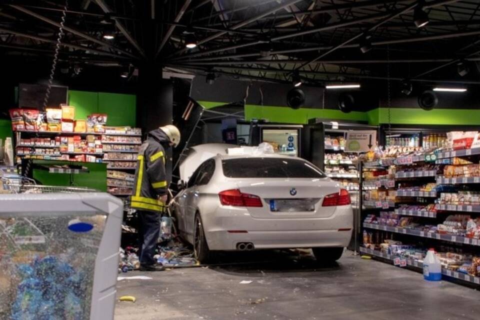 Auto in Tankstelle Auto in Tankstelle