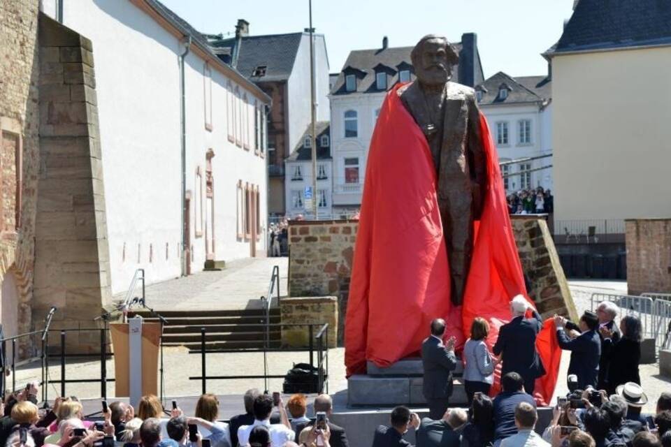 Karl Marx Statue enthüllt Karl Marx Statue enthüllt