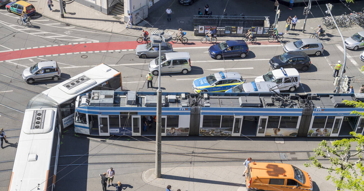 Unfall Am Heidelberger Bismarckplatz Strassenbahn Gegen Linienbus Verkehr Lauft Wieder Update Nachrichten Aus Heidelberg Rnz