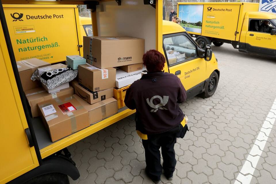 Bis zu 44 Prozent teurer Post erhöht Porto für Warensendungen Wirtschaft Regional Rhein