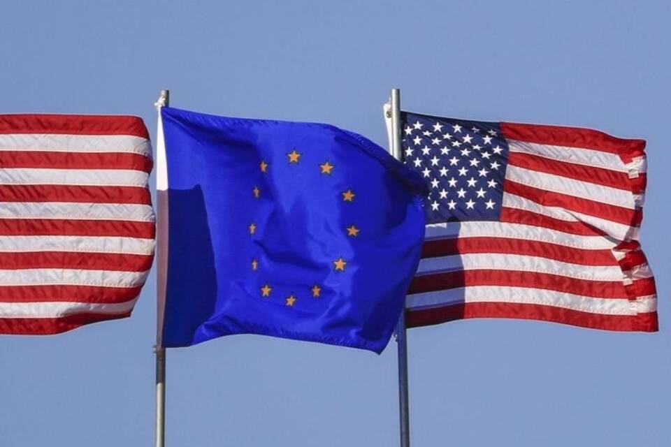 US und EU-Fahnen
