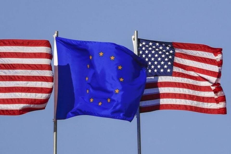 US und EU-Fahnen US und EU-Fahnen