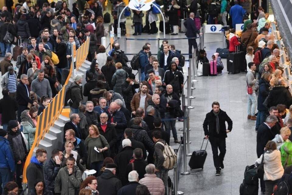 Gedränge am Flughafen Frankfurt Gedränge am Flughafen Frankfurt