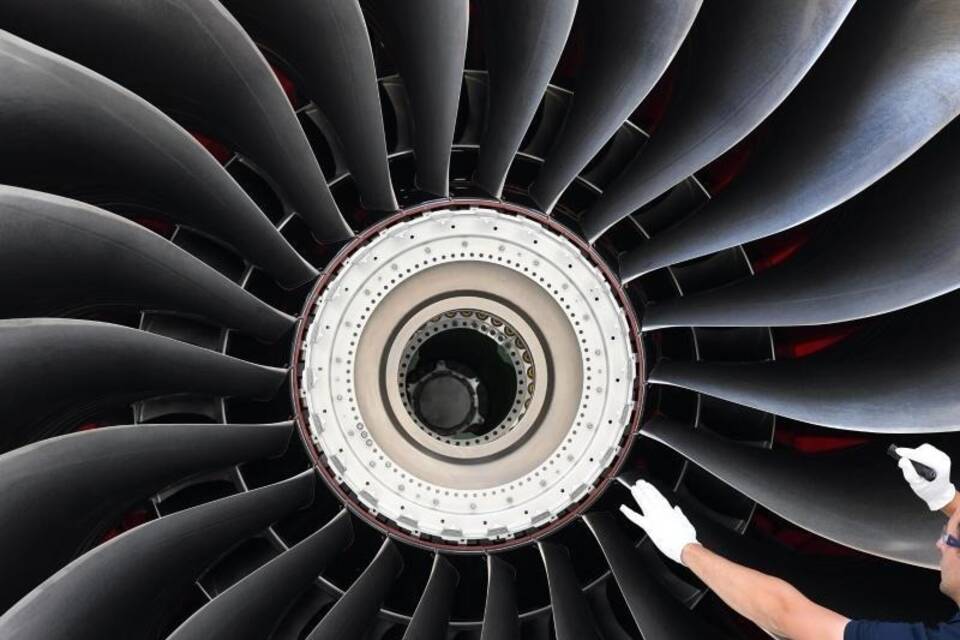 Triebwerkfertigung bei Rolls-Royce Triebwerkfertigung bei Rolls-Royce