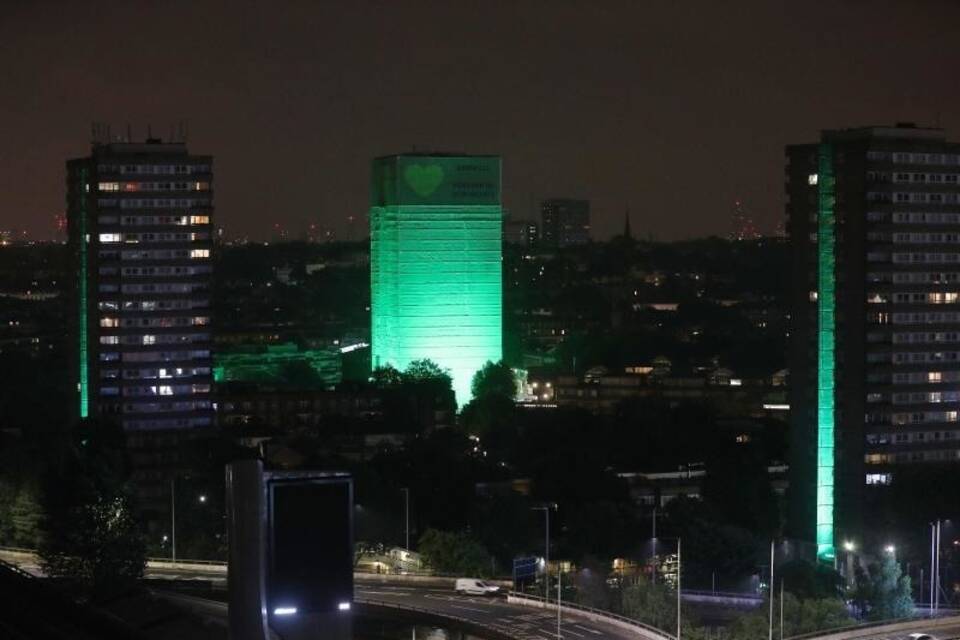Grün angestrahlter Grenfell Tower