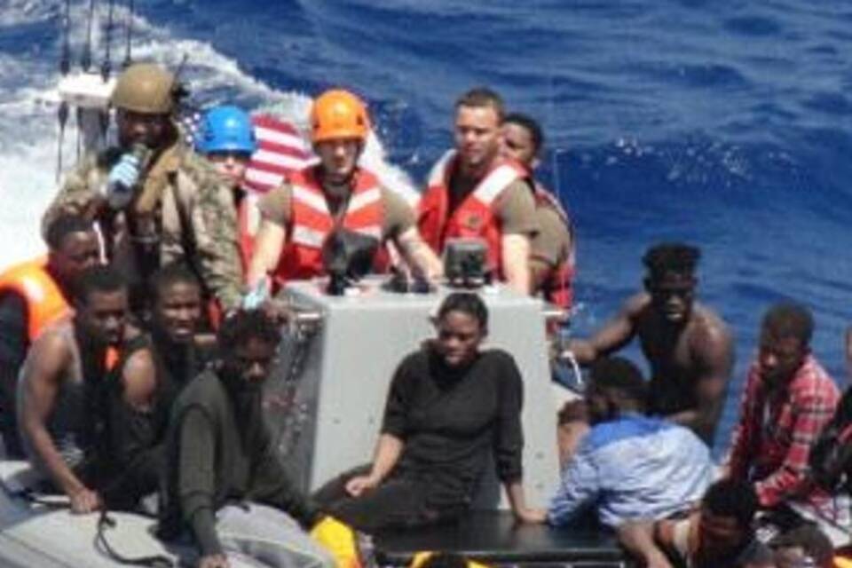 US-Marineschiff birgt überlebende von Flüchtlingsunglück US-Marineschiff birgt überlebende von Flüchtlingsunglück