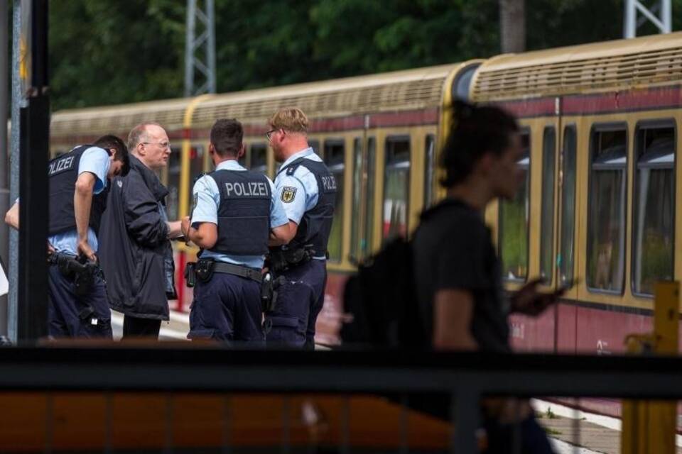 Unbekannter verletzt drei Menschen an S-Bahnhof in Berlin