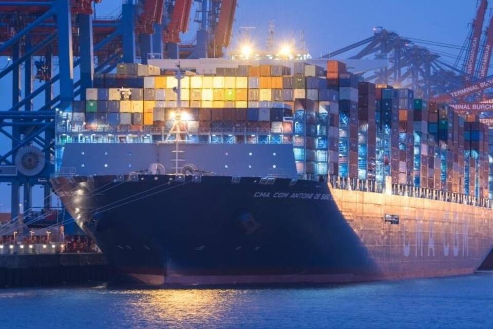 Containerschiff in Hamburg
