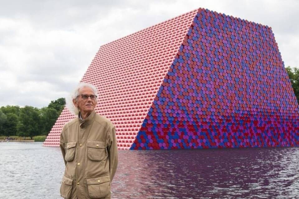 «The Mastaba» von Christo in London «The Mastaba» von Christo in London