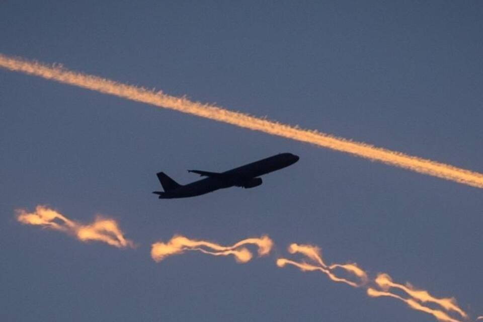 Flugzeug am Abendhimmel