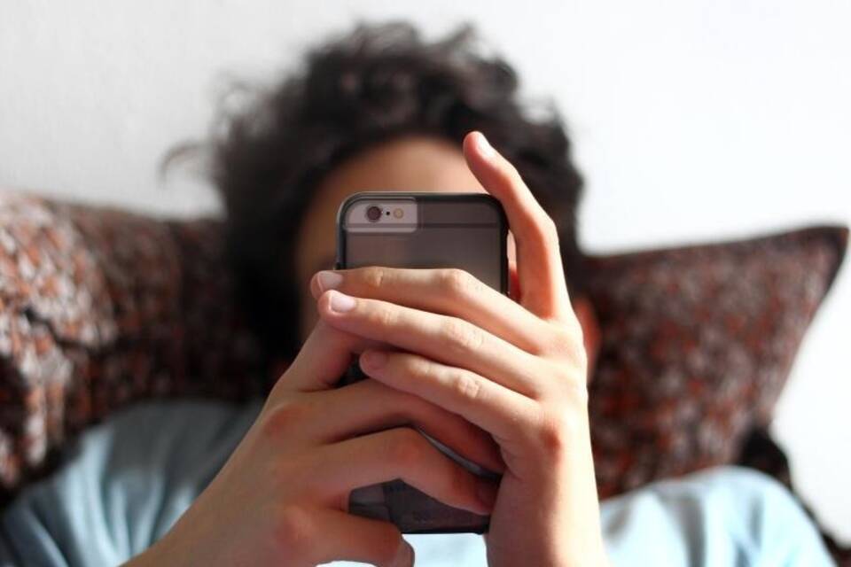 Smartphone im Bett Smartphone im Bett