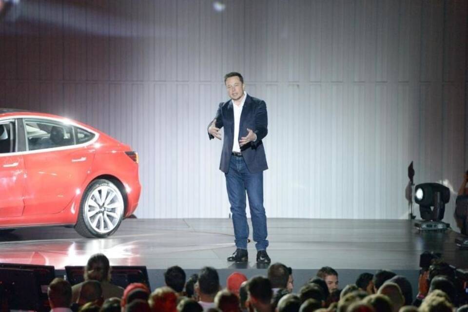 Elon Musk mit Tesla Model 3