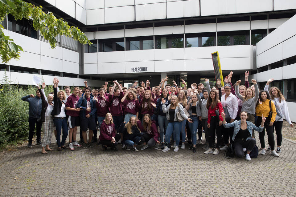 Alle 73 Realschüler haben bestanden. Foto: Kreutzer