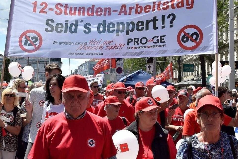 Demonstration gegen Ausweitung der Arbeitszeit