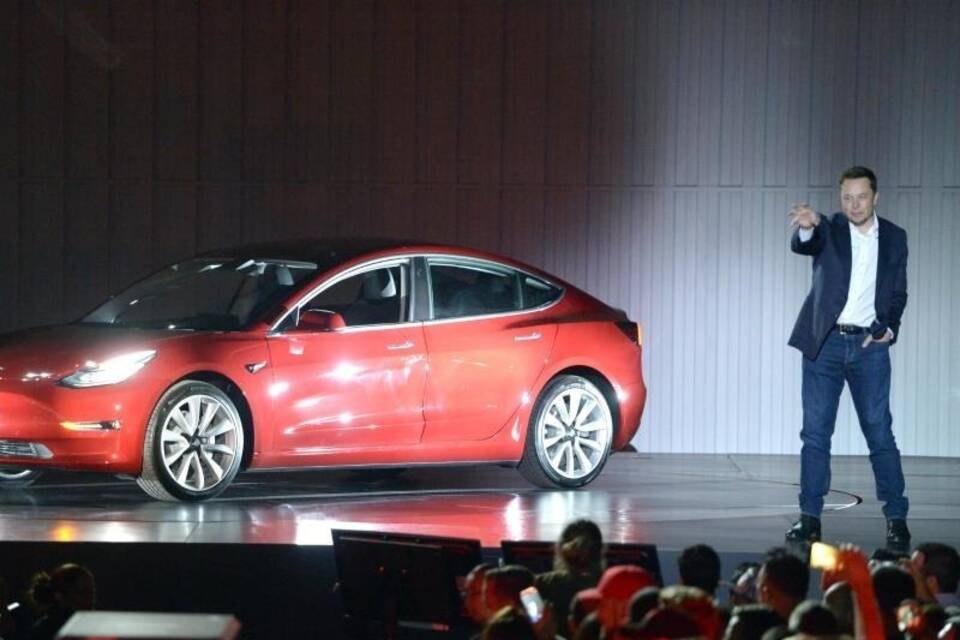 Elon Musk mit Tesla Model 3
