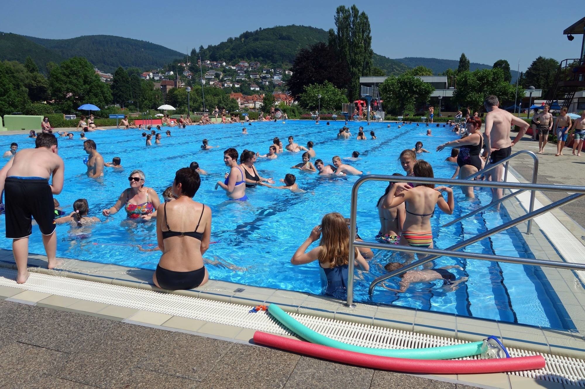 eberbacher freibad die ersten durften schon ins wasser eberbach rnz