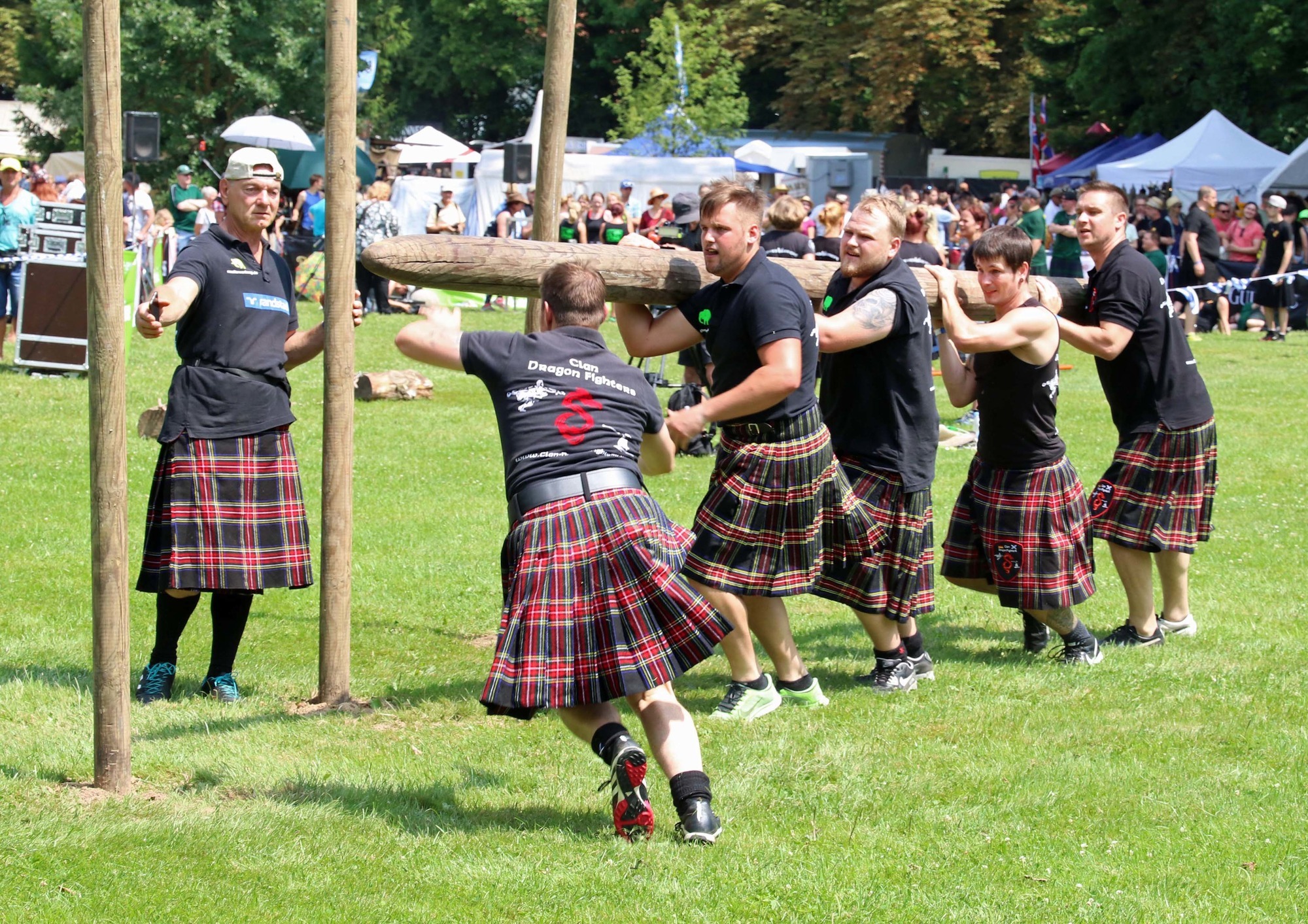 Highland вакансии. Highland games в Шотландии. Фестиваль Highland Gatherings в Шотландии. Игры Горцев в Шотландии. Шотландцы кельты.