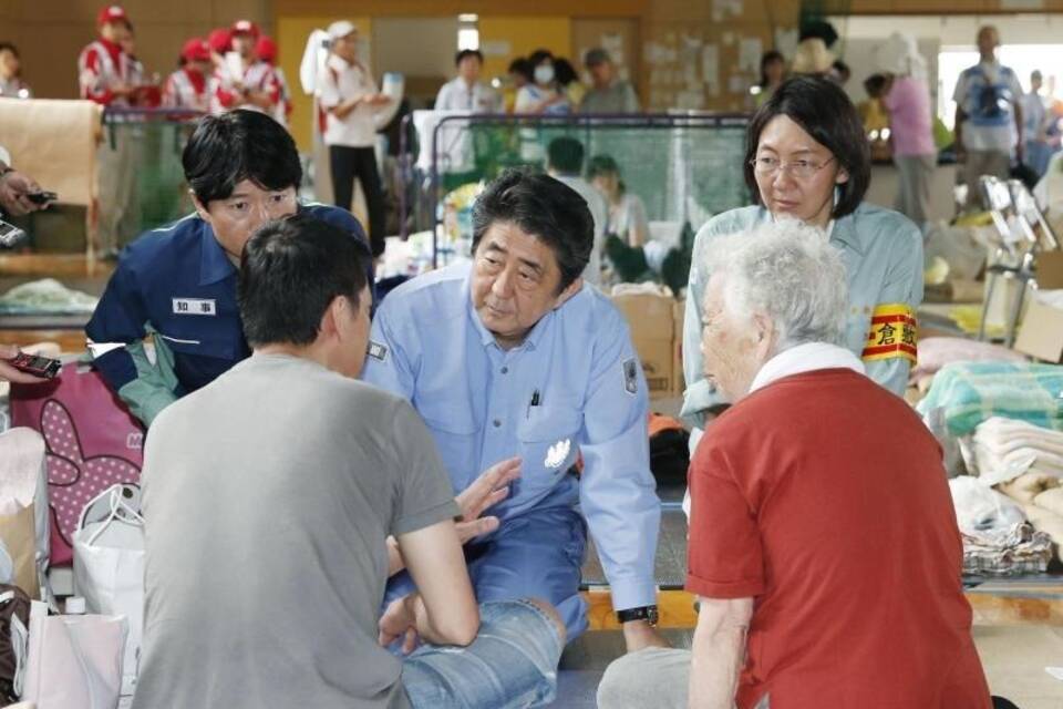 Shinzo Abe besucht Überschwemmungsregion