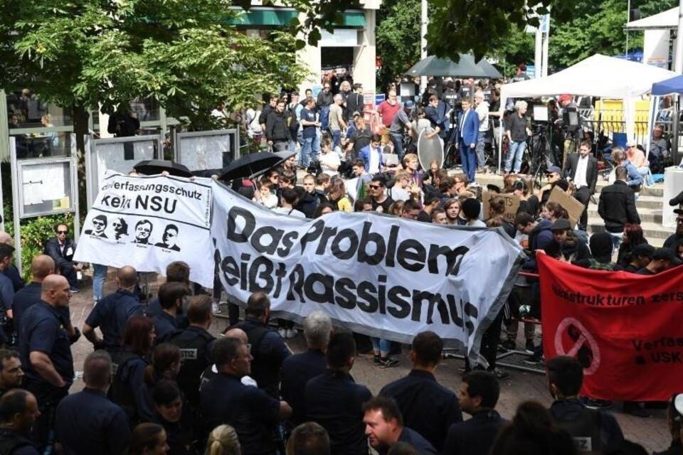 Demonstration vor dem Oberlandesgericht in München