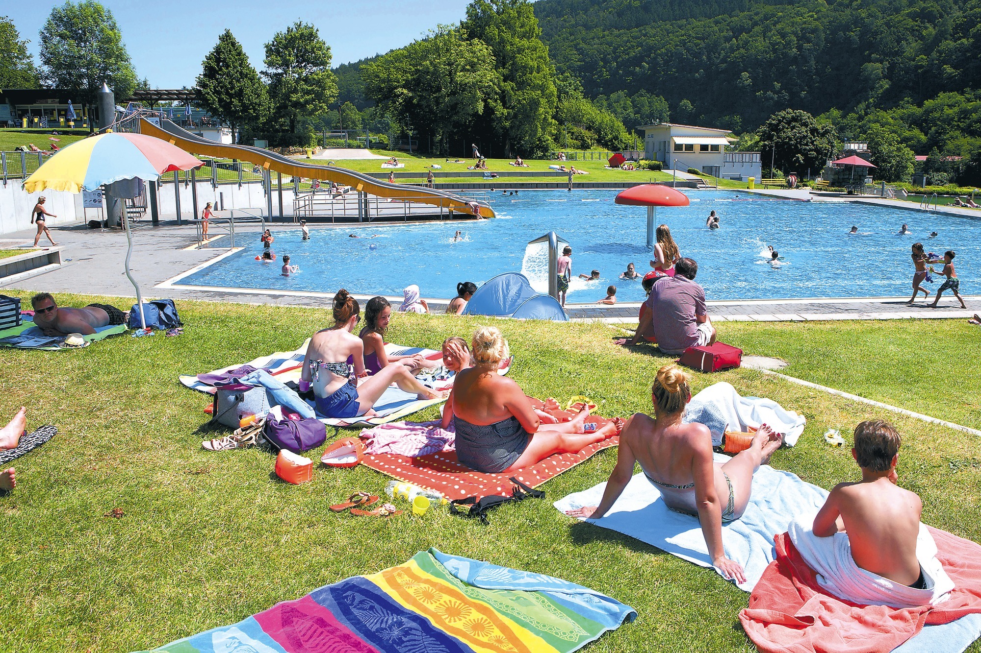 Schwimmbad oben ohne im kinderbereich.