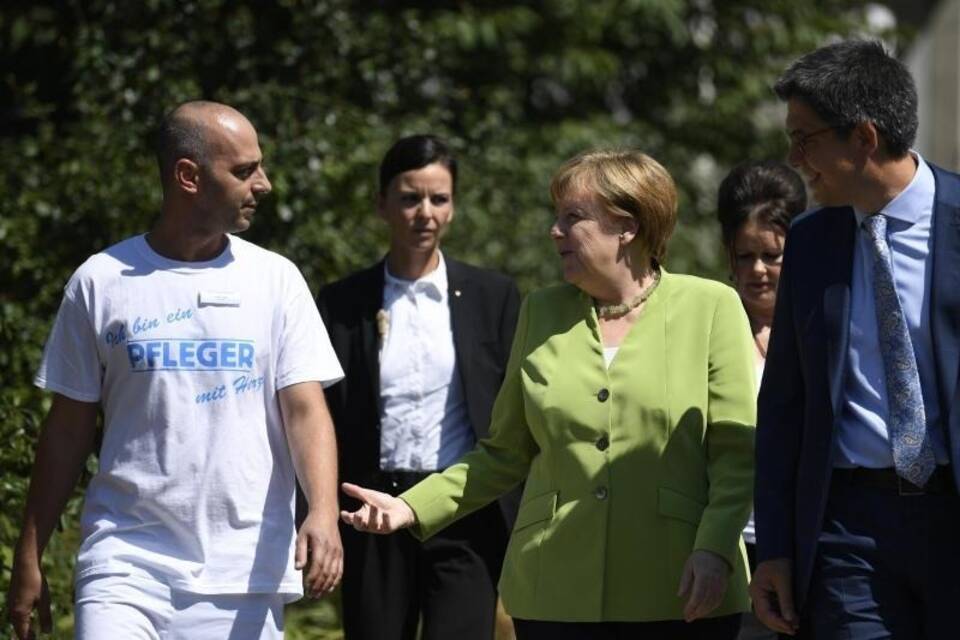 Kanzlerin besucht Altenheim Kanzlerin besucht Altenheim