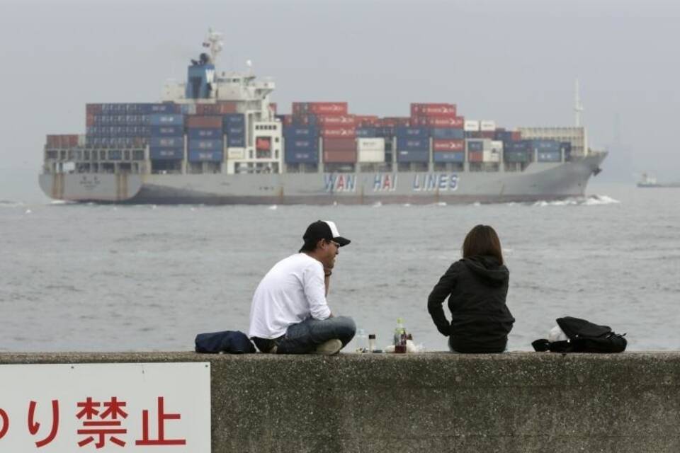 Containerschiff vor Yokohama