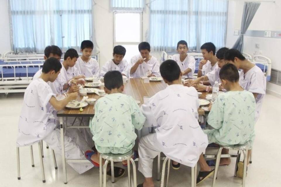 Gerettete Jungen in Krankenhaus in Chiang Rai