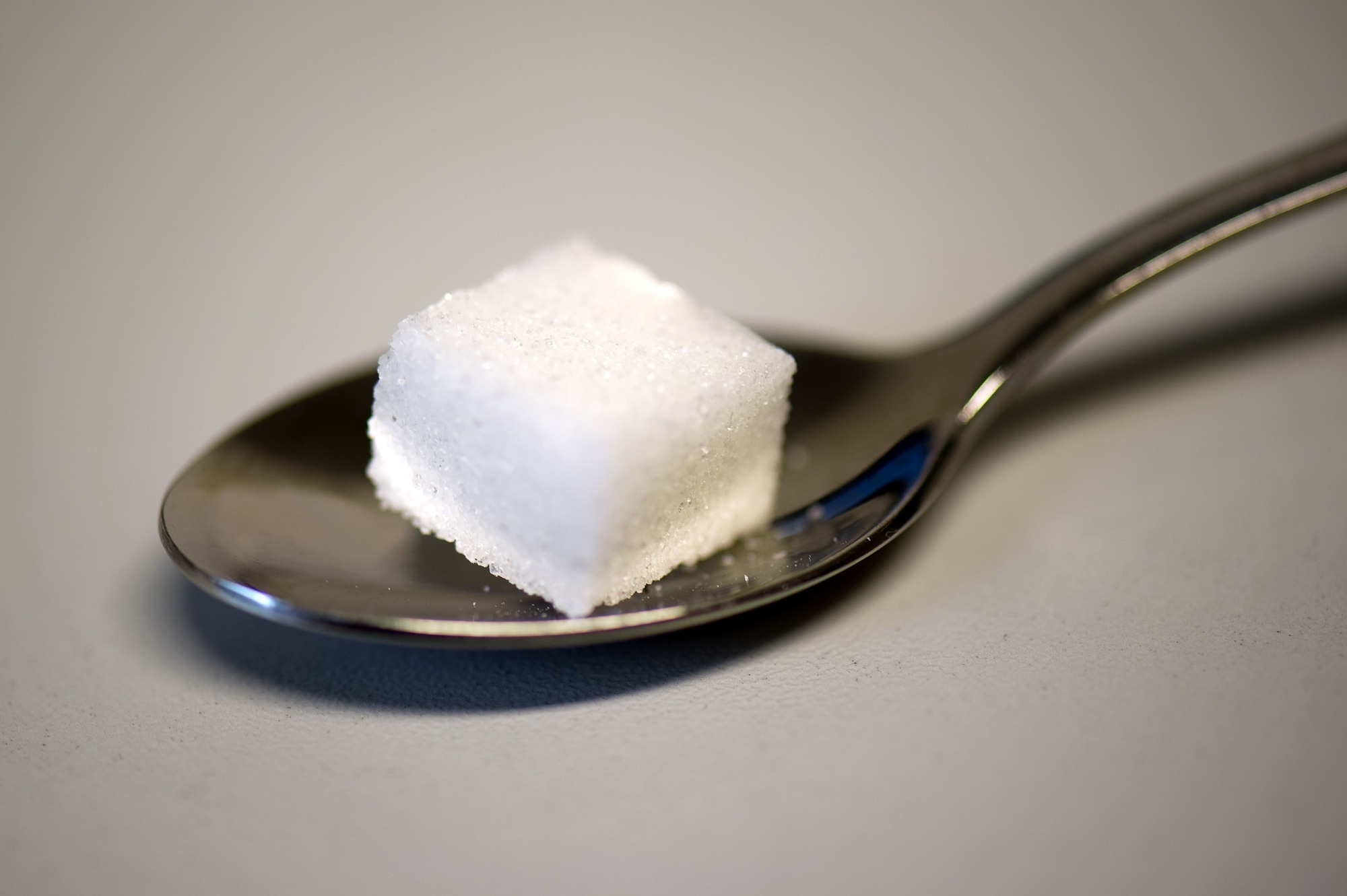 Самый простой сахар. Сахар рафинад 1 кусочек. Сахар кусочками. Кусочек сахара рафинада. Природный сахар.