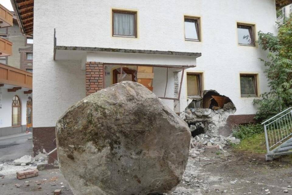 Felsbrocken prallt gegen Haus
