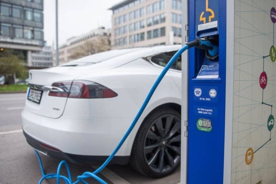 Tesla an der Ladesäule Tesla an der Ladesäule