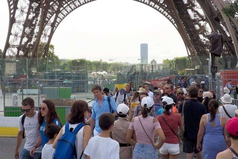 Touristen am Eiffelturm