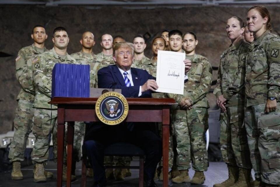 Trump unterzeichnet Gesetz zum Verteidigungsetat