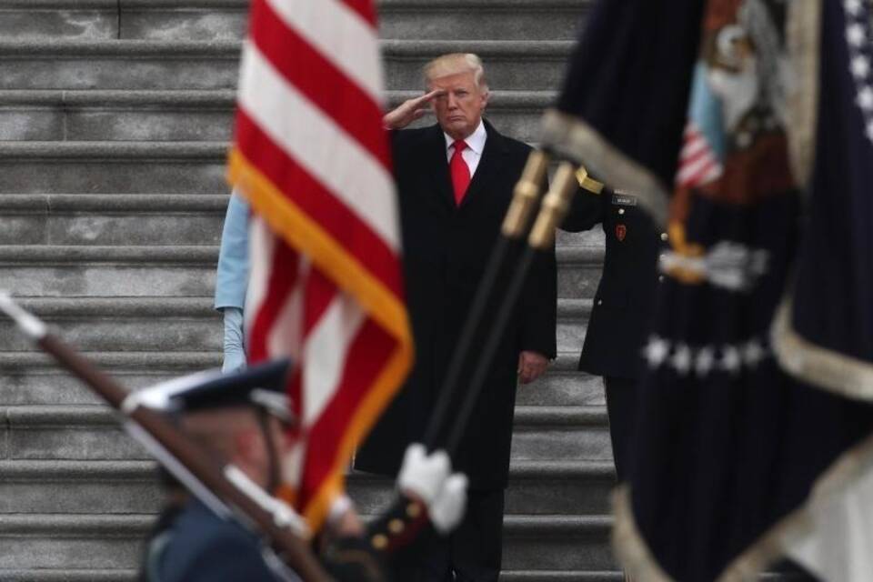 Trump salutiert Ehrengarde