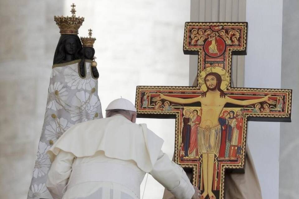 Papst Franziskus segnet Kruzifix