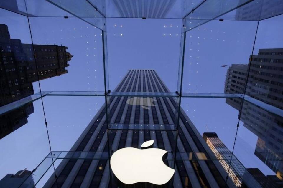 Apple Apple