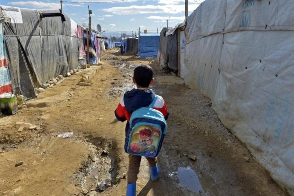Flüchtlingskind auf dem Weg zur Schule Flüchtlingskind auf dem Weg zur Schule