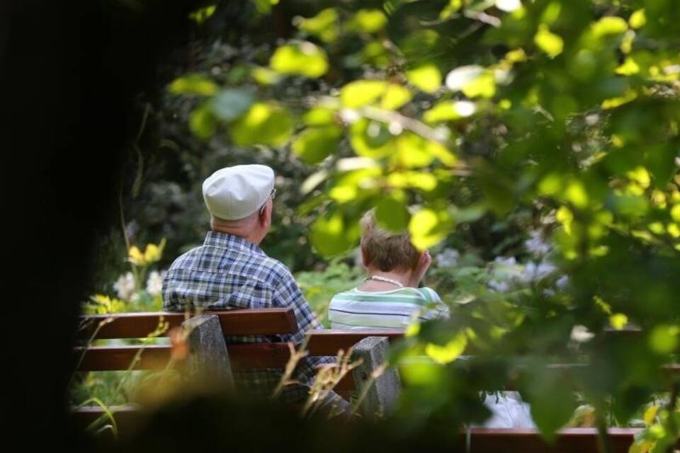 Älteres Paar im Kurpark