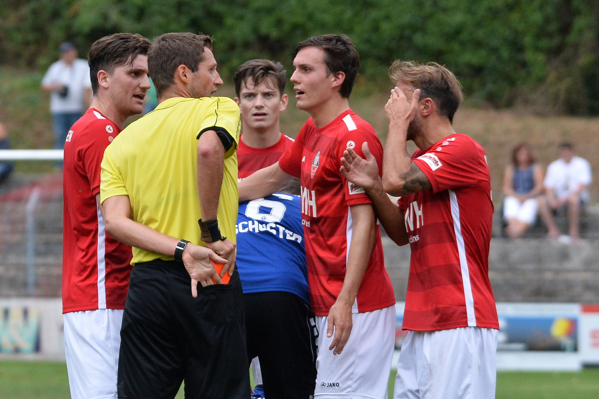 Badenpokal Kracher Rote Karte Fur Eppingen Und Blaues Auge Fur Waldhof Regionalsport Rnz