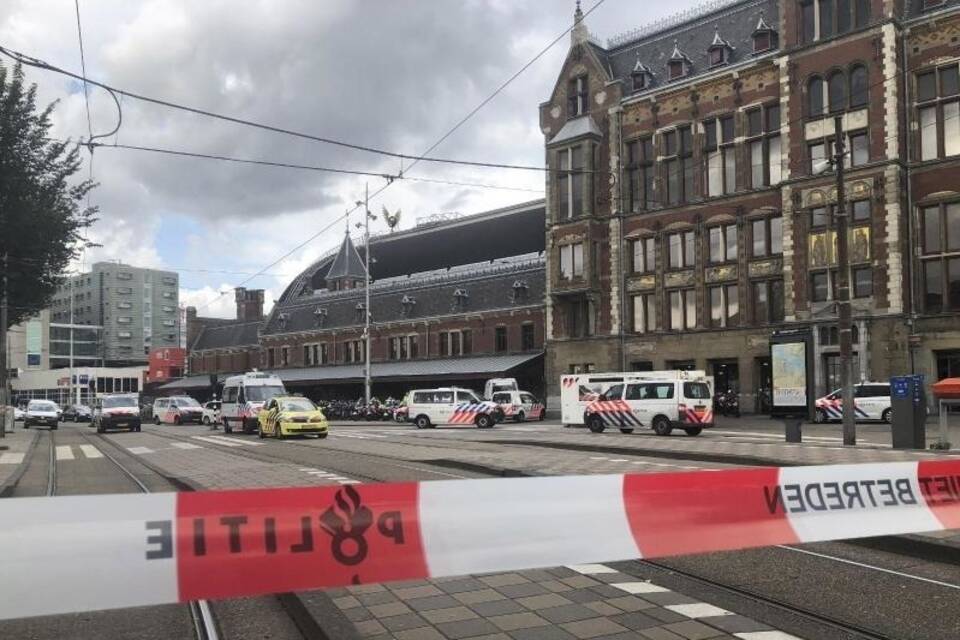 Polizeieinsatz am Bahnhof von Amsterdam Polizeieinsatz am Bahnhof von Amsterdam