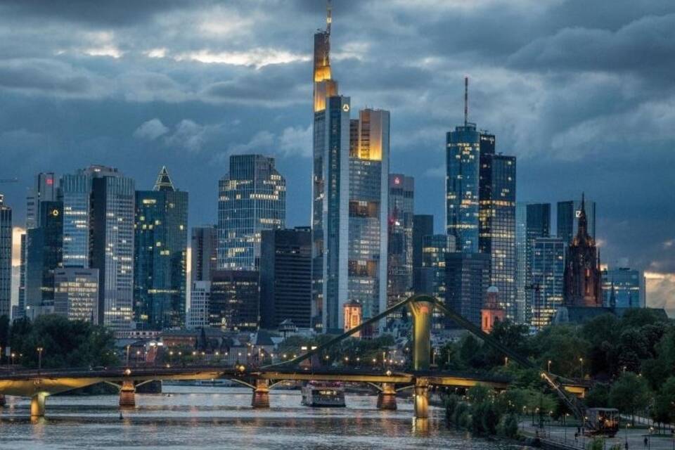 Dunkle Wolken über Frankfurt