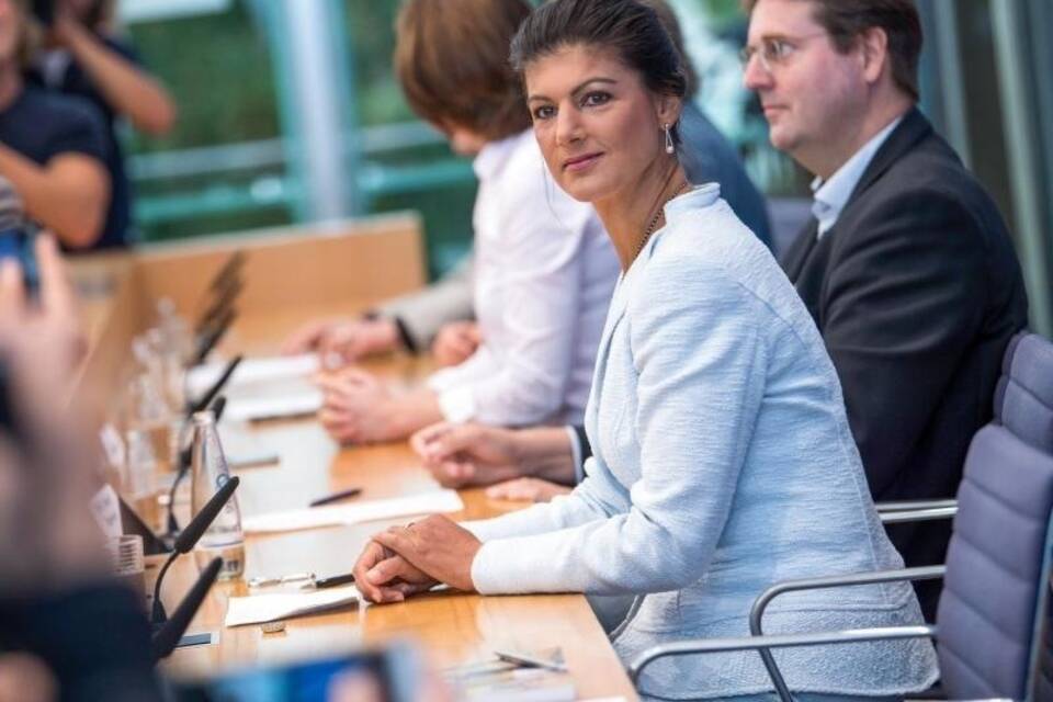 Bewegung "Aufstehen" wird vorgestellt Bewegung "Aufstehen" wird vorgestellt
