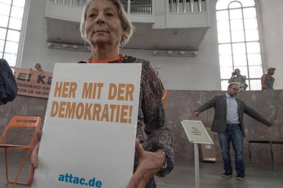 Attac-Aktivisten besetzen Paulskirche