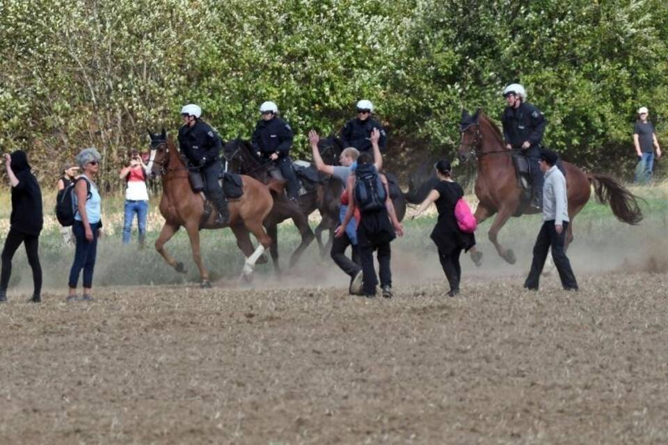 Polizisten auf Pferden